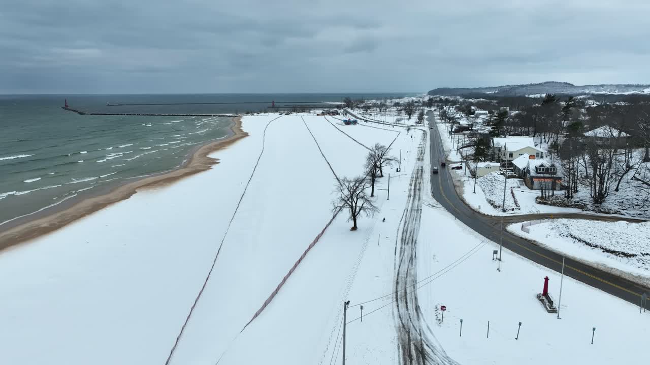 tráfico ligero a lo largo de la costa congelada del lago michigan
