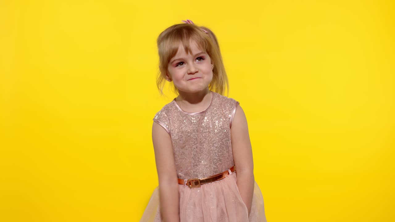 aburrido cansado niño perezoso mirando a la cámara con indiferencia, conmocionado e insatisfecho de algo