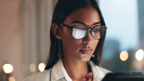 tableta, reflejo y mujer con gafas