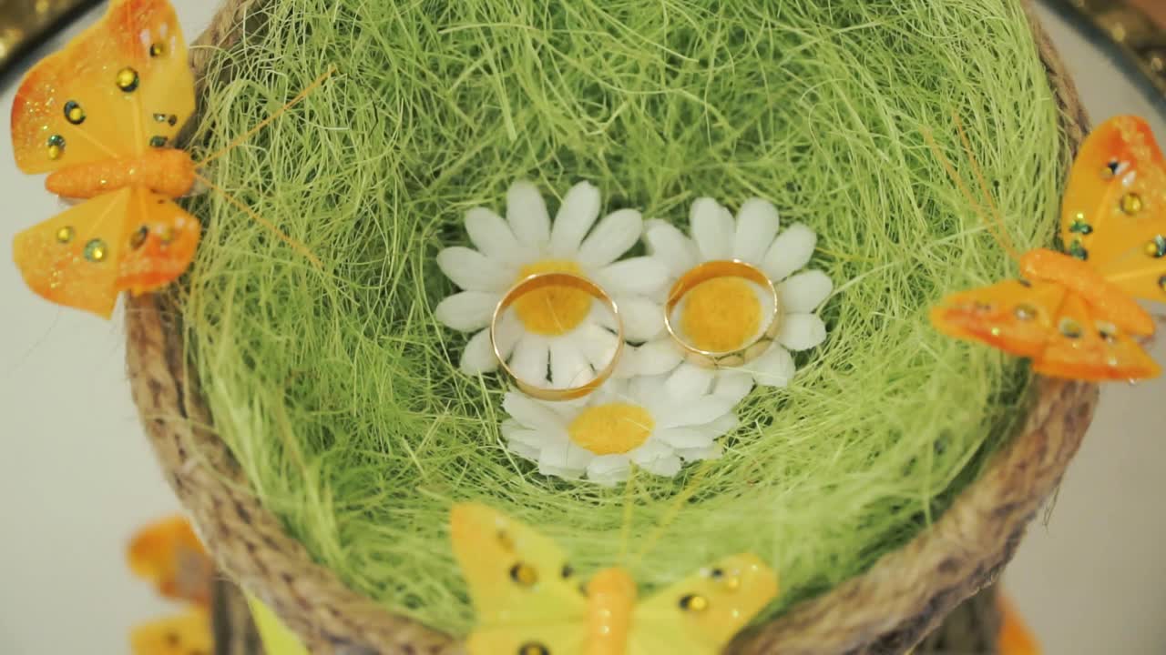 둥지 장식 에 있는 결혼 반지