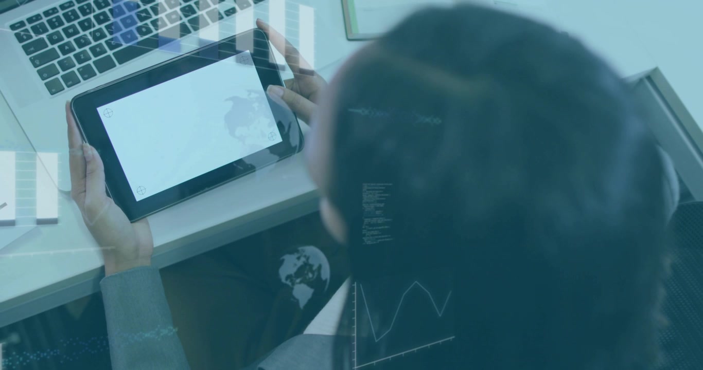 Donna in ufficio che tiene un tablet e lo tocca, avviando grafici tecnologici e globi che si spostano verso la spalla