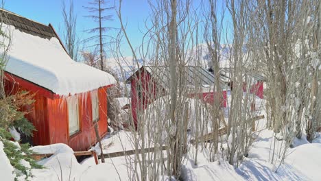 LKW-Direkt-Aus-Hütten-Und-Privathäusern-Voller-Schnee-Mit-Blattlosen-Und-Schneebedeckten-Bäumen-An-Einem-Sonnigen-Tag-In-Farellones,-Chile
