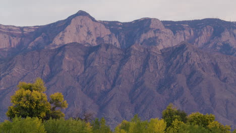 Disparo-Constante-De-Las-Montañas-Sandia-En-Albuquerque,-Nuevo-México-Durante-La-Puesta-De-Sol