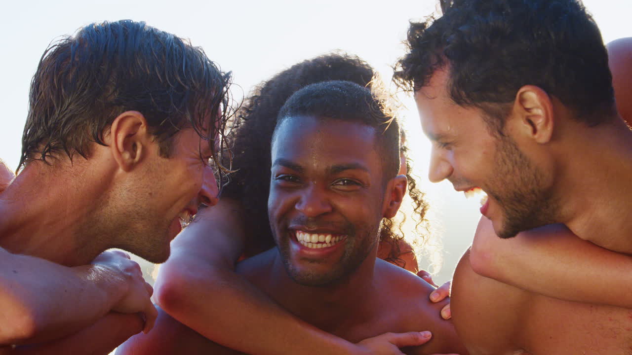 un primer plano de amigos divirtiéndose en el lago mirándose el uno al otro.