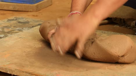 el alfarero en el trabajo hace platos de cerámica. india, rajasthan.
