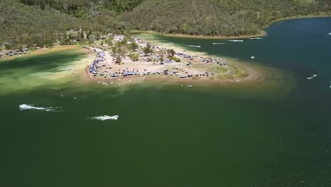 Antenne-über-Boote,-Die-In-Der-Nähe-Der-Küste-Am-Lake-Somerset-In-Queensland-Vorbeifahren