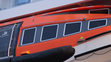 primer plano de un bote salvavidas en un crucero vikingo