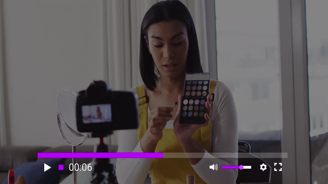 animación de la pantalla de las redes sociales sobre una mujer biracial haciendo un video blog