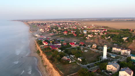 un hermoso pueblo a la orilla del mar