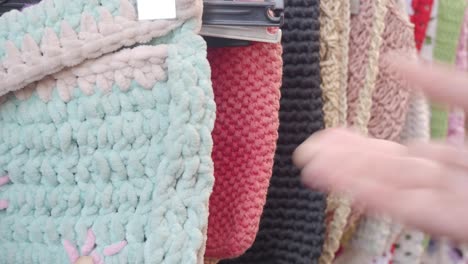 mujer comprando fajas de punto en una tienda