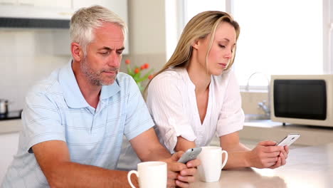 Pareja-Infeliz-Tomando-Café-Y-Enviando-Mensajes-De-Texto