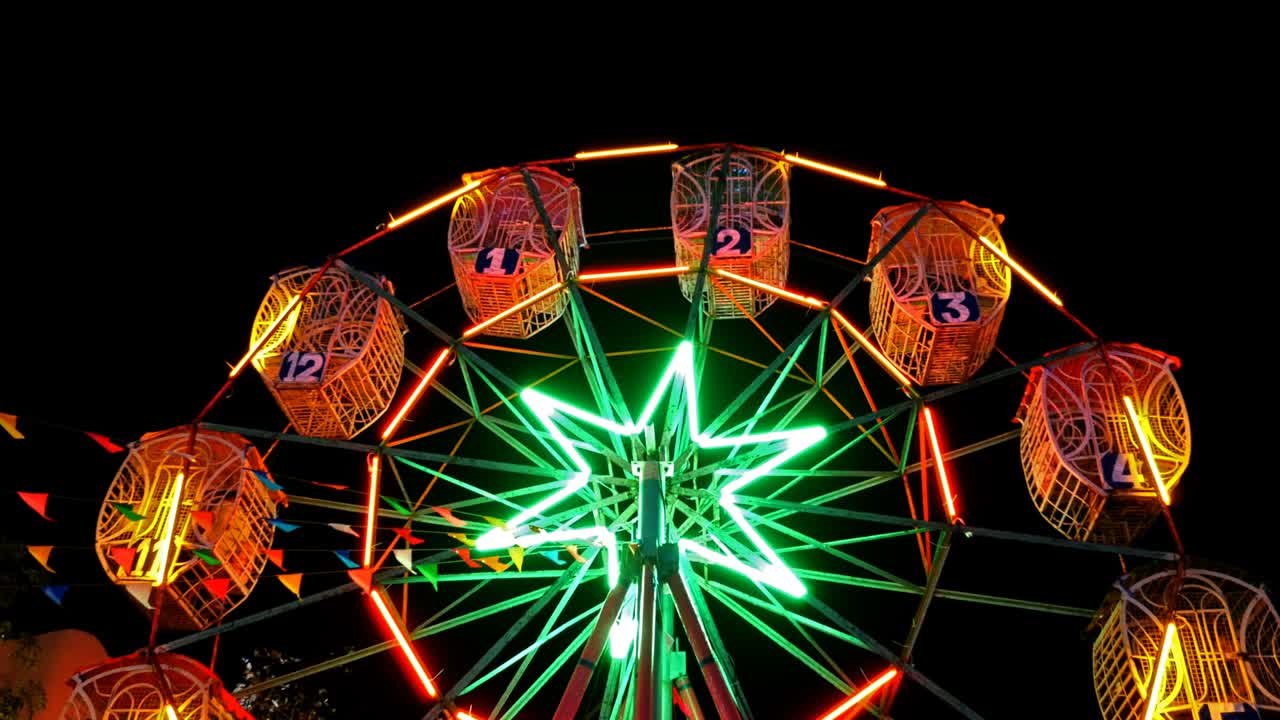 la rueda gigante tailandesa en el mercado nocturno