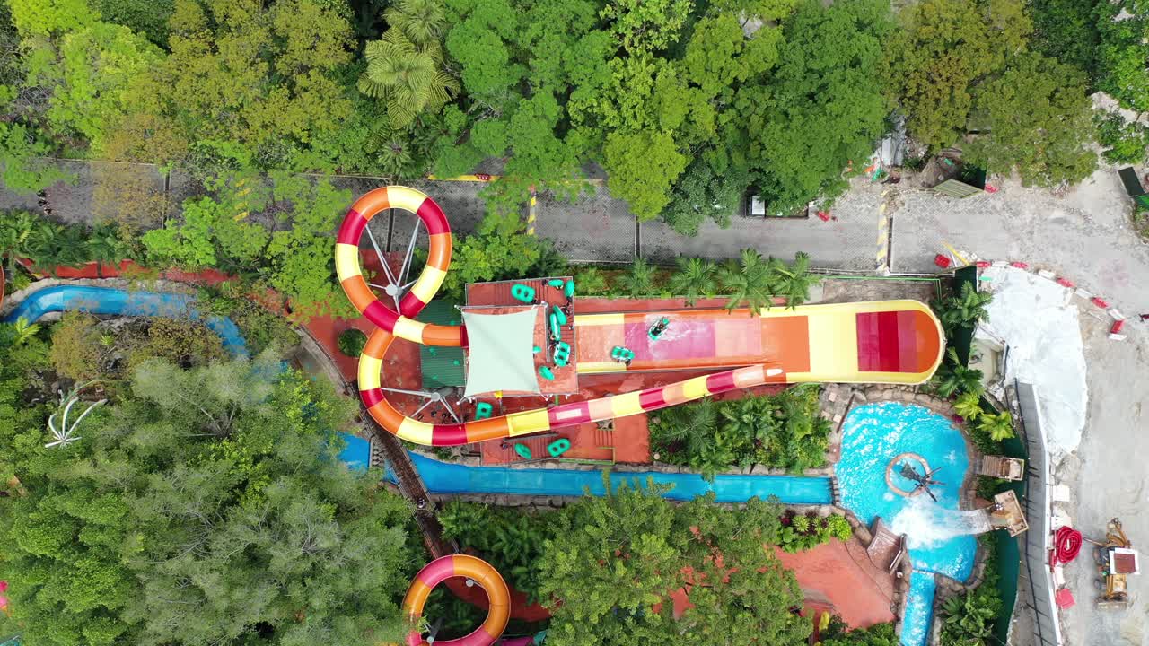 vista aérea de un parque acuático con coloridos toboganes de agua