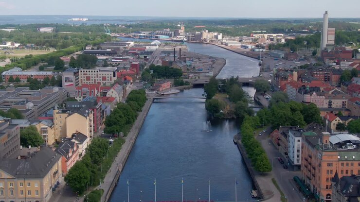 Bellissimi ponti fluviali e la città di Norrkoping in vista aerea da drone