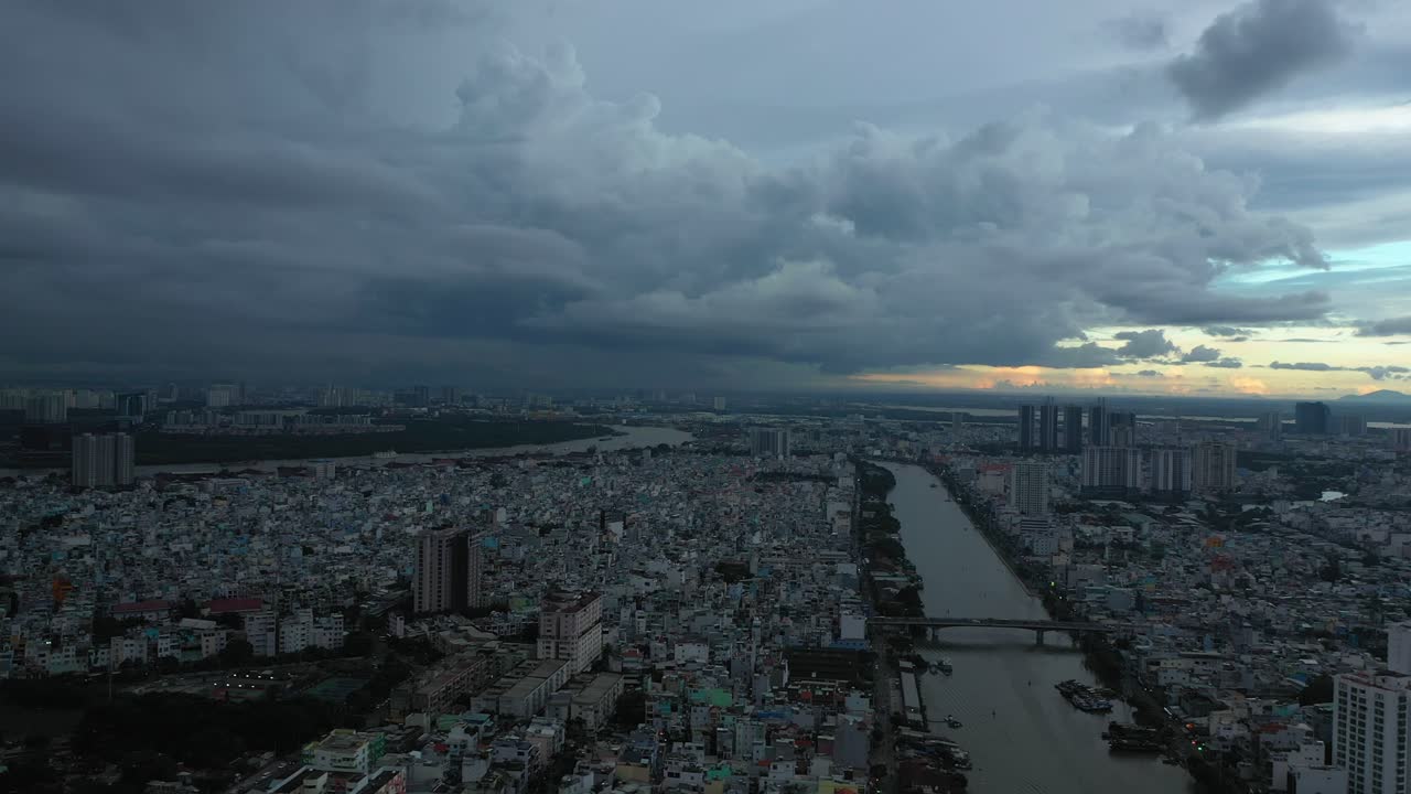 saigón o ciudad ho chi minh, toma de seguimiento aéreo de vietnam en una noche tormentosa muy oscura