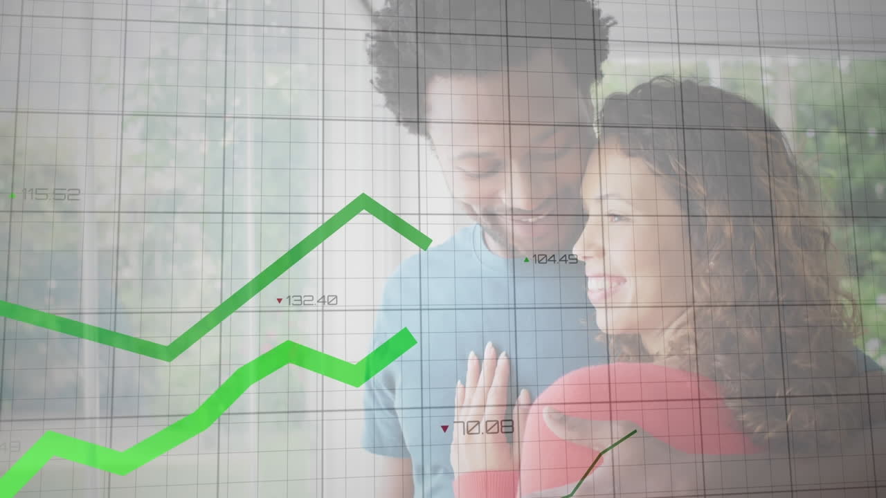 animación de procesamiento de datos estadísticos sobre una pareja afroamericana abrazándose en casa