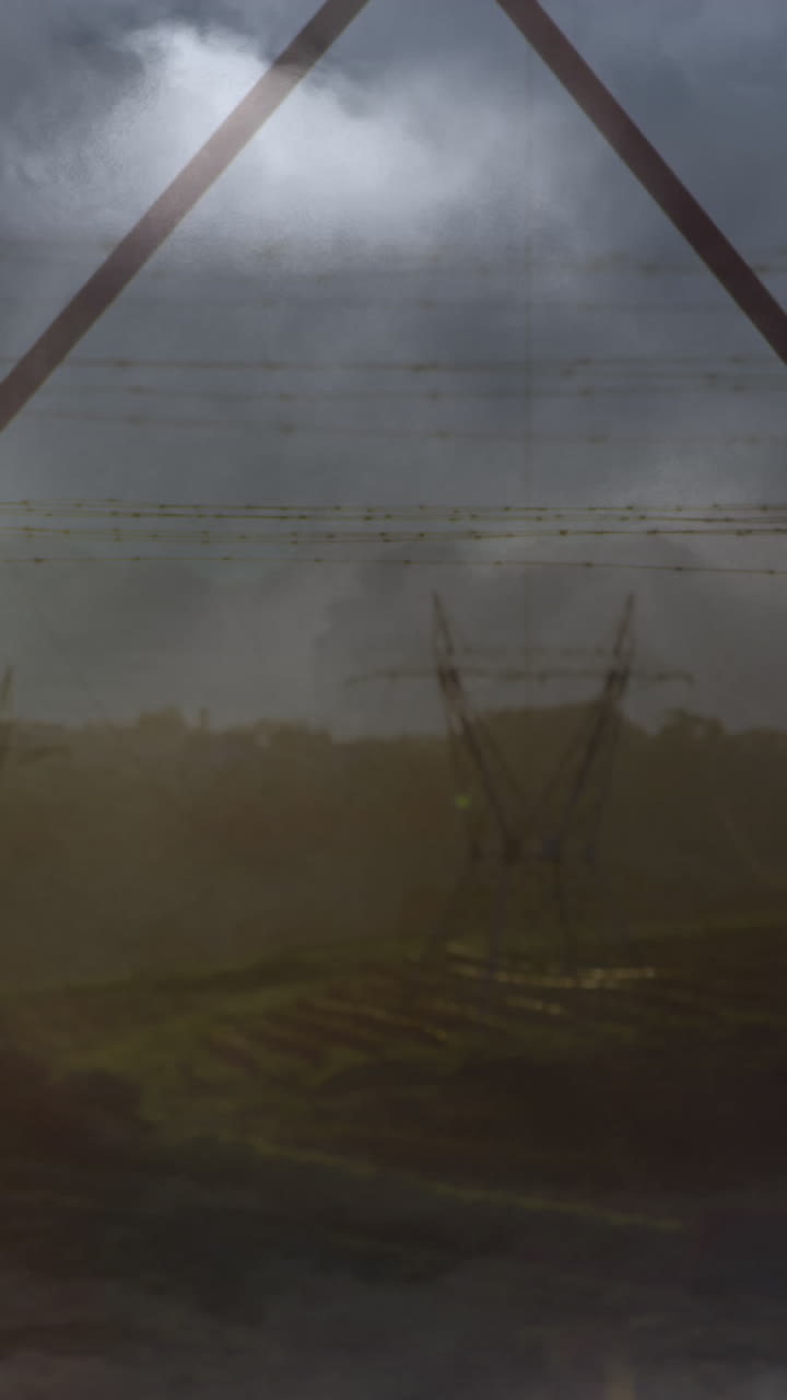 animación de la tormenta sobre los postes de electricidad al atardecer
