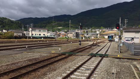 Un-Tren-De-Cercanías-Llega-A-La-Estación-Awa-ikeda,-Valle-De-Iya,-Japón