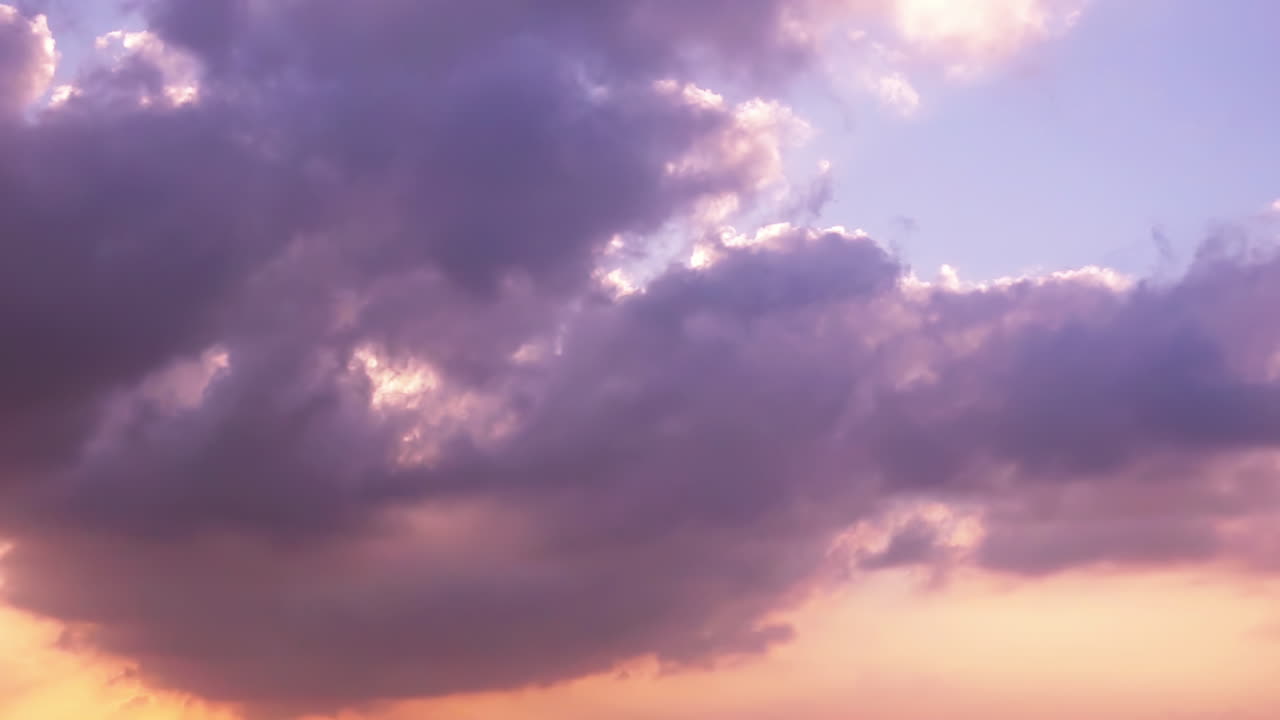 nubes dramáticas al atardecer