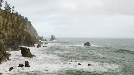 Amplia-Visión-De-Las-Olas-Del-Océano-Pacífico-Rompiendo-Contra-La-Costa-De-Oregon