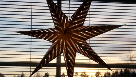 decoración de estrellas navideñas en la ventana, fondo de persianas, sartén lenta