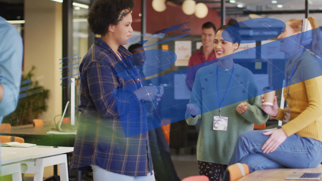 다양한 여성 동료들이 사무실에서 커피를 마시고 대화하는 인포그래픽 인터페이스의 애니메이션