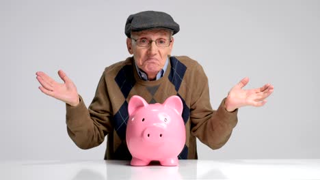 un anciano deprimido con una alcancía gestando con las manos