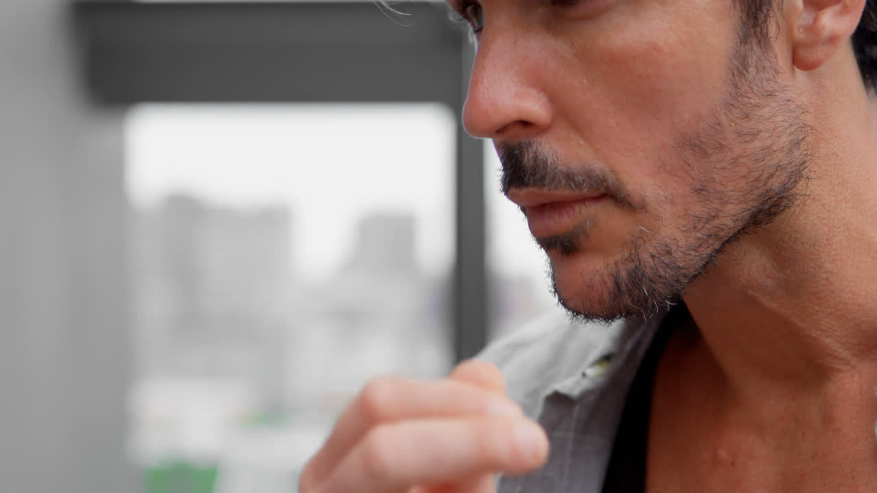 긴장된 남자가 이마를 만지고 있습니다.