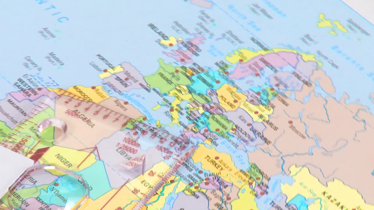 vista alta de una brújula y un mapa del mundo girando