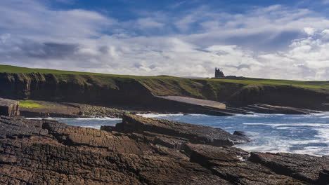 Zeitraffer-Der-Zerklüfteten-Felsküste-An-Einem-Sonnigen,-Bewölkten-Tag-Mit-Classiebawn-Castle-In-Der-Ferne-In-Mullaghmore-Head-In-Der-Grafschaft-Sligo-Am-Wild-Atlantic-Way-In-Irland