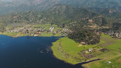 vista aérea de la serena laguna de aculeo en chile, rodeada de exuberantes colinas verdes y un paisaje pintoresco ideal para los entusiastas de los viajes