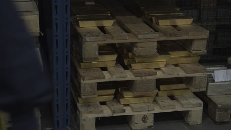 Gold,-Das-In-Einer-Raffinerie-Gegossen-Wird