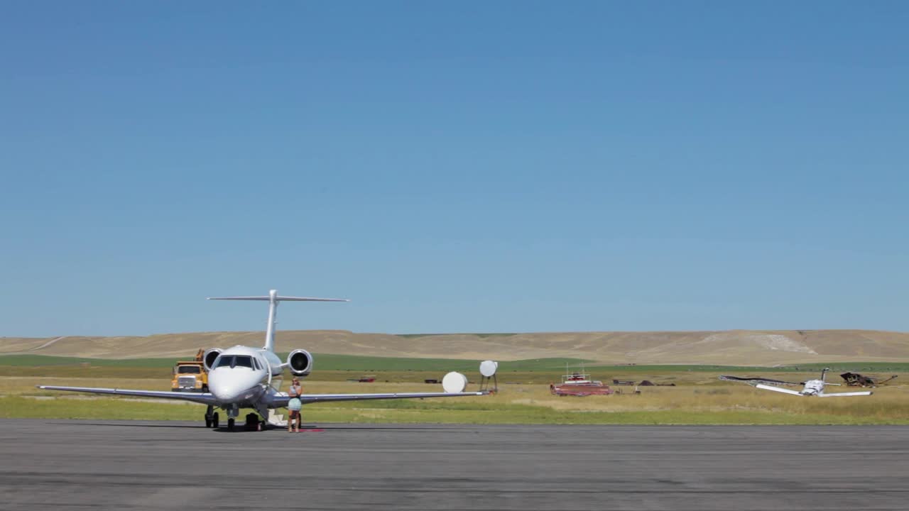 un jet taxis frente a un jet privado en una plataforma de estacionamiento en un aeródromo en deer lodge montana