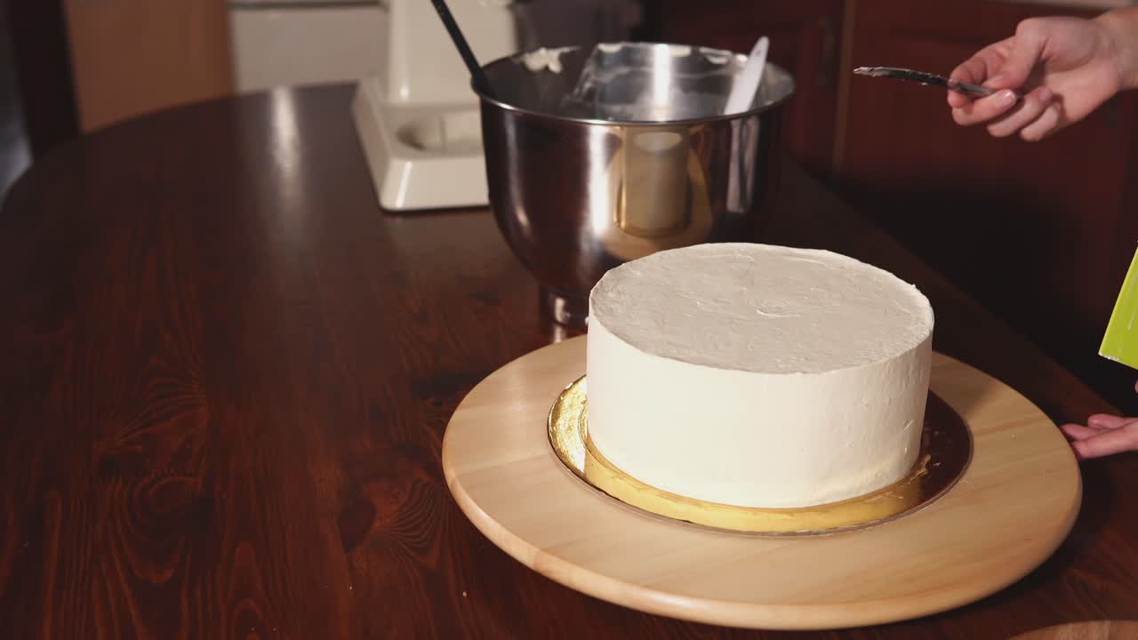 Decorare una torta con crema al burro