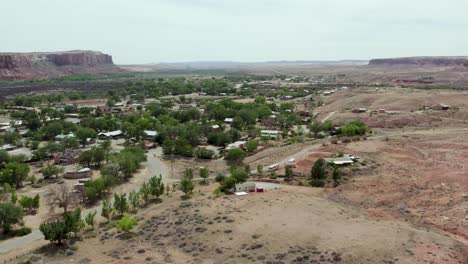 Pequeña-Ciudad-De-Bluff,-Utah-Cerca-De-Moab-En-El-Desierto-Del-Sudoeste---Antena