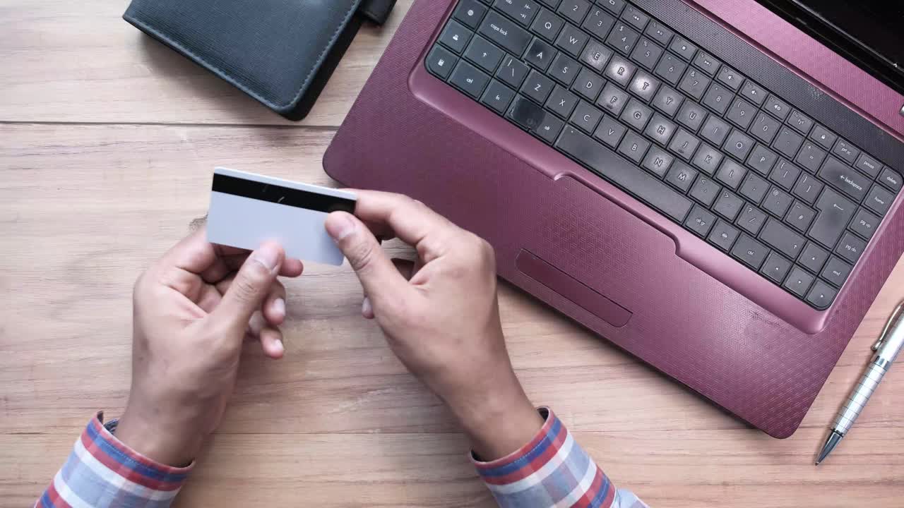 pago en línea con portátil