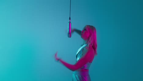 cantante grabando en un ambiente de estudio vibrante