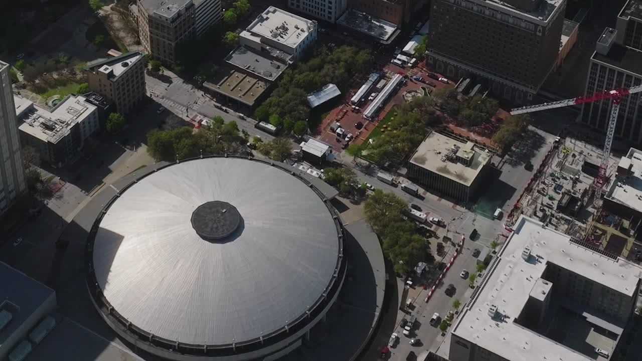 Vista dall'alto del centro di Dallas con l'edificio rotondo e le strade