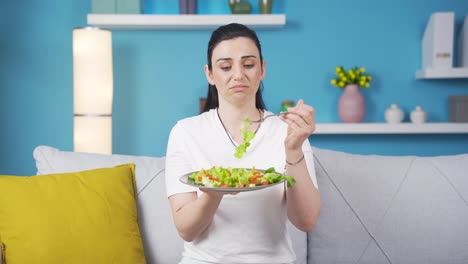 Der-Diätende-Wird-Es-Leid,-Salat-Zu-Essen.-Eine-Person,-Die-Mit-Einer-Diät-Zu-Kämpfen-Hat.