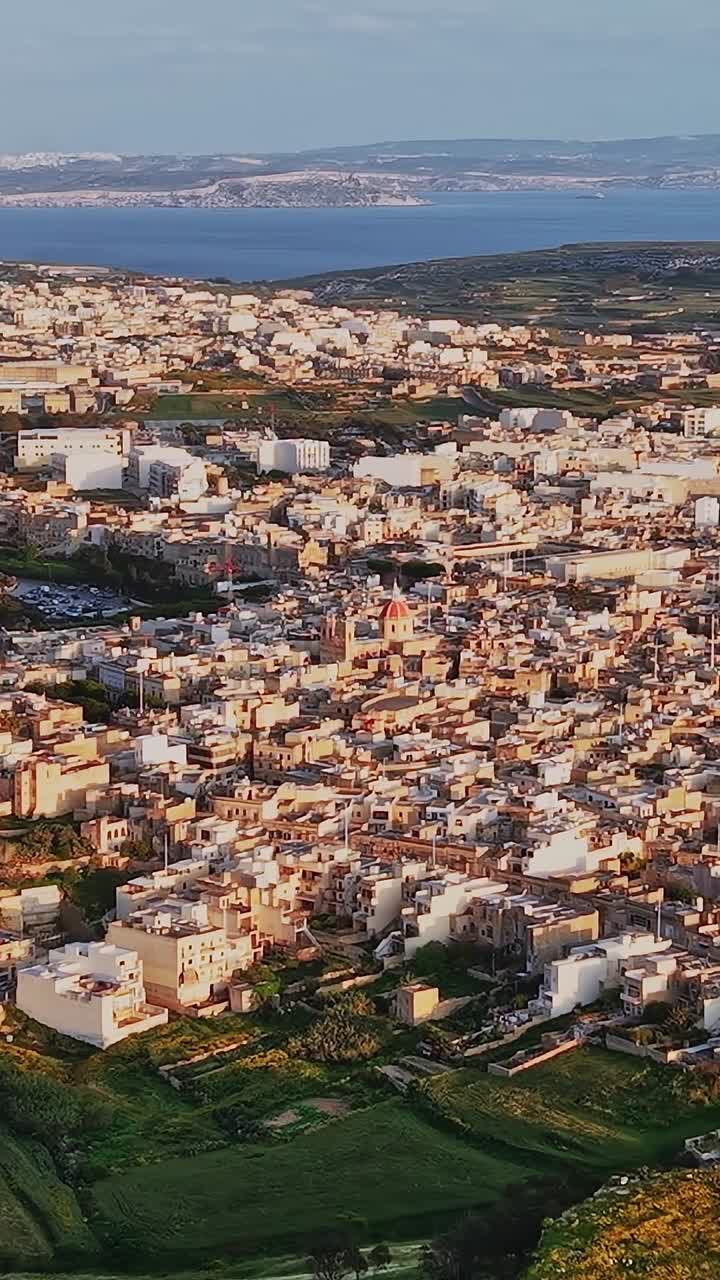 Una vista di Malta con case costruite sulle colline