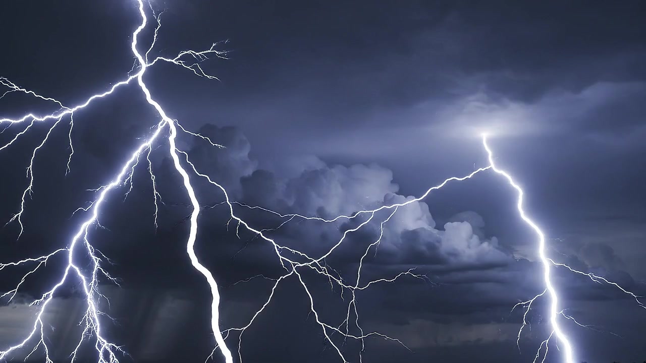 Potenti fulmini che squarciano nuvole temporalesche scure di notte