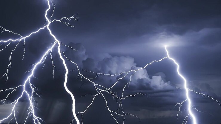 Potenti fulmini che squarciano nuvole temporalesche scure di notte