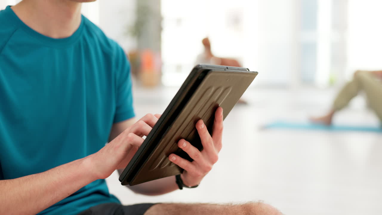 손, 태블릿 및 요가와 함께 개인 클로즈업