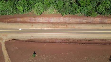 Carretera-Que-Divide-La-Selva-Del-Campo-De-Tierra-Roja.