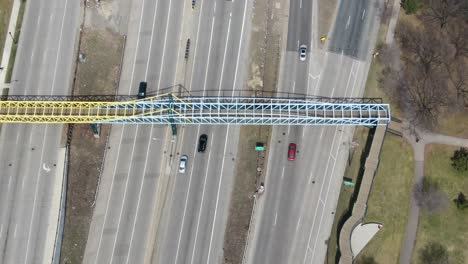 Vista-De-Arriba-Hacia-Abajo-De-Una-Autopista-Con-Autos-Conduciendo-En-Tráfico-Moderado,-Dron-De-4k