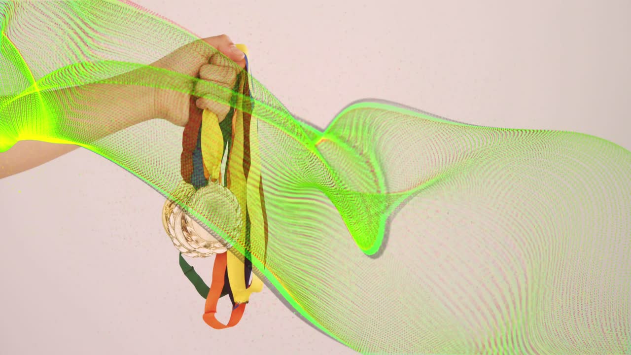 Animation af grøn digital bølge over nærbillede af en hånd, der holder medaljer, mod lyserød baggrund.