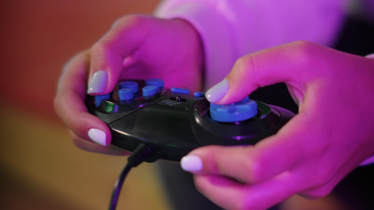 mujer jugando a un videojuego retro