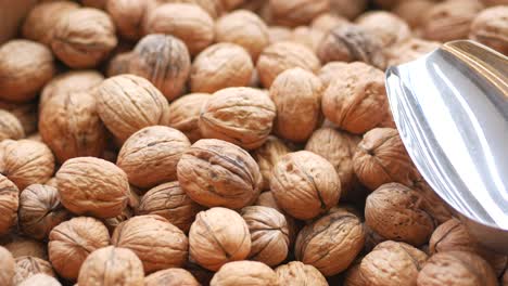 nueces y cucharas metálicas