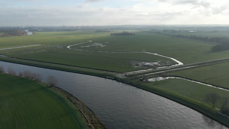 Antena-Del-Hermoso-Paisaje-Holandés-En-La-Holanda-Rural-Con-Un-Río