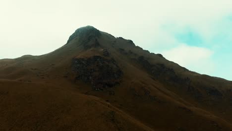 Berggipfel-Von-Einer-Drohne-Aus-Gesehen